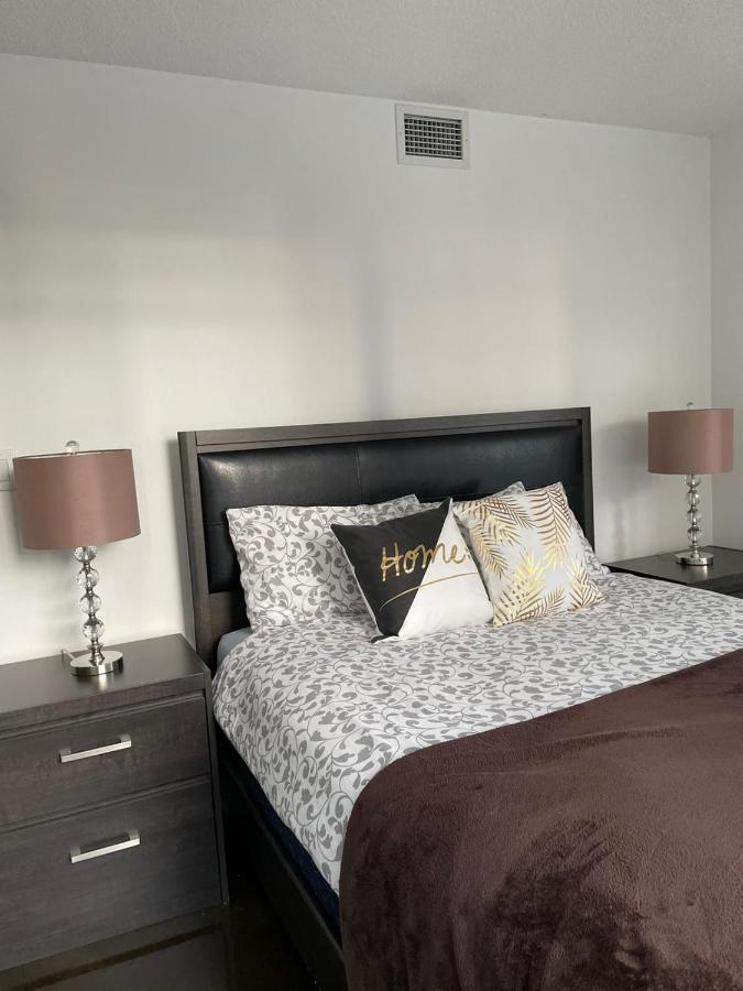 Toronto Downtown Luxurious Stylish 3 Bedroom 3 Bath 2 Balconies Near Rogers Centre Lakeview Condo Eksteriør billede